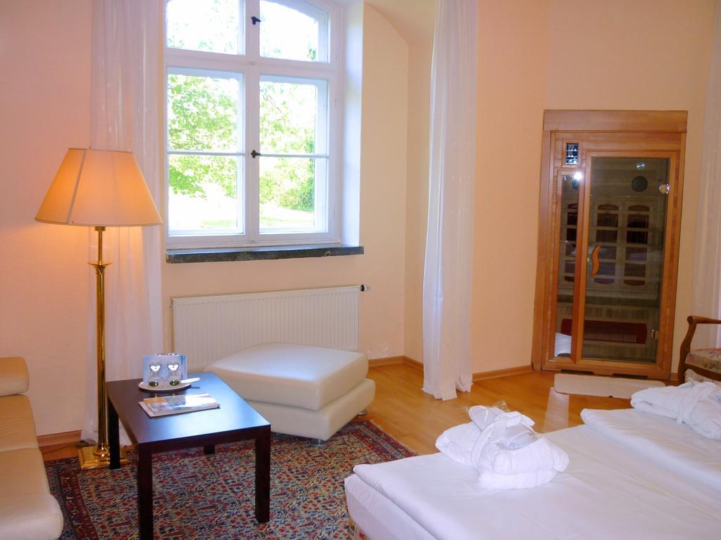 Hotel Schloss Spyker Glowe Kamer foto